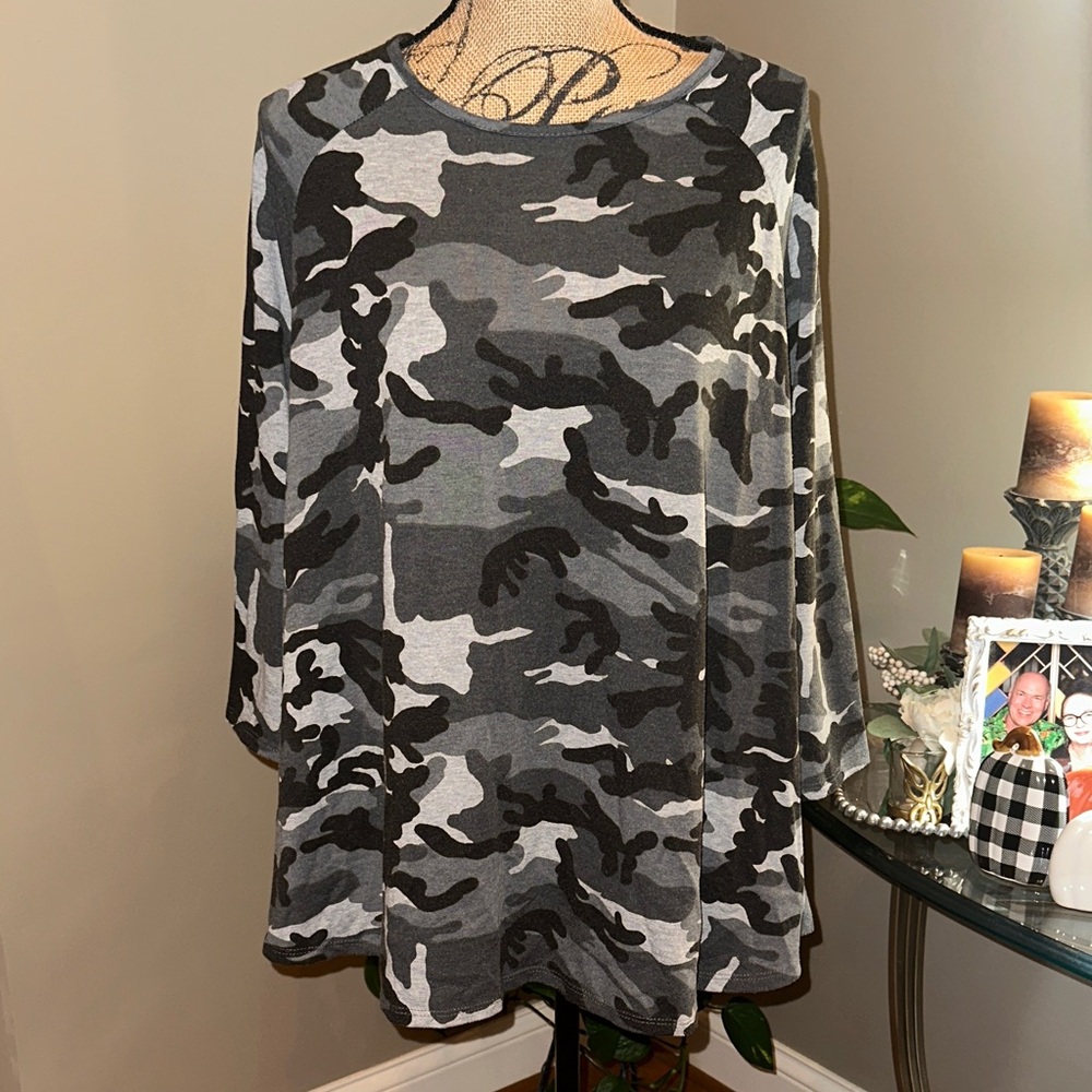 Kim & Cami Gray Camouflage Long Sleeve Top